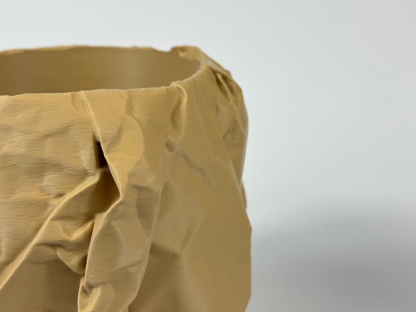 Zerknüllter Papier-Pflanztopf